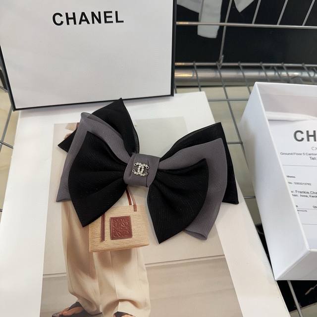 with packaging box Chanel Chanel's latest hit small top clip, elegant little fa