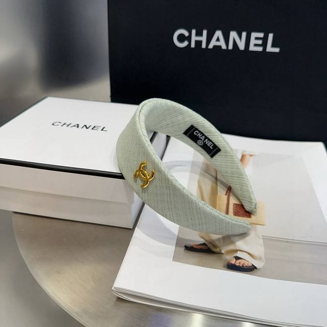 Comes with box. Chanel's latest headband. A refreshing summer look! Simple, pra