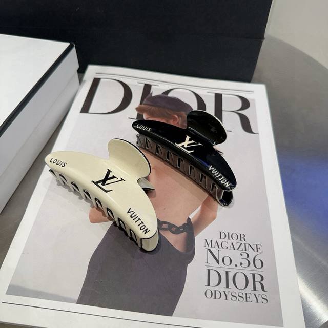 comes with packaging boxLouis Vuitton Louis Vuitton's new grab clip, classic LV