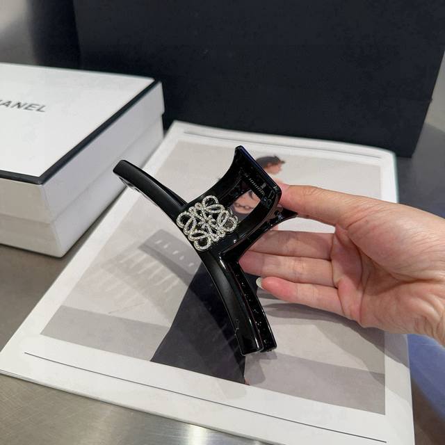 comes with a boxLoewe letter clip, fashionable and trendy, simple and elegant,
