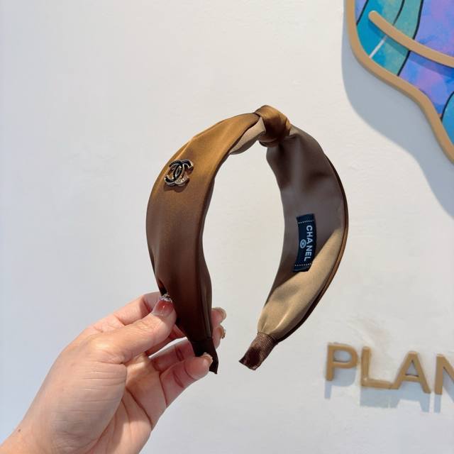 with packaging Chanel's latest headband, a fashionable new headband, a hot-sell