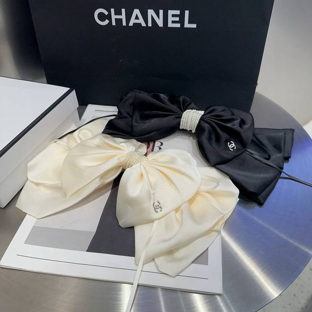 comes with a box Chanel's latest small pearl spring clip, super beautiful! A mu