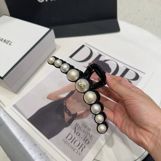 comes with a box. Chanel's latest pearl clip. Super pretty! A must-have for eve
