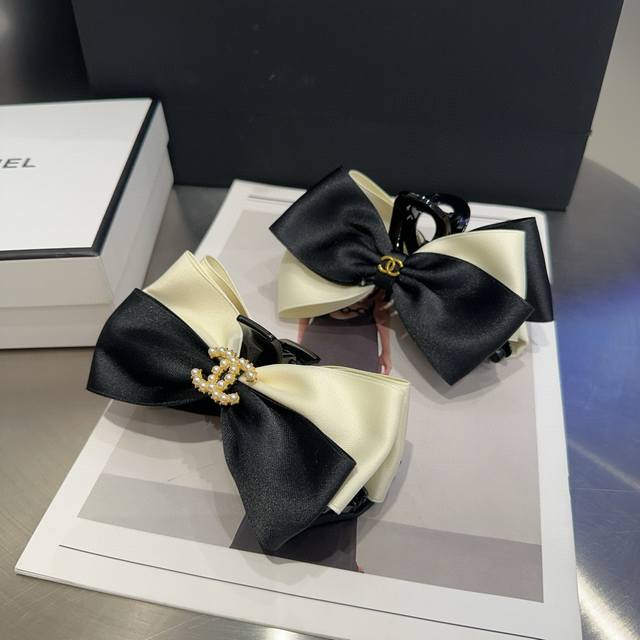 comes with a box Chanel's latest small Chanel clip, super beautiful! Full of ce