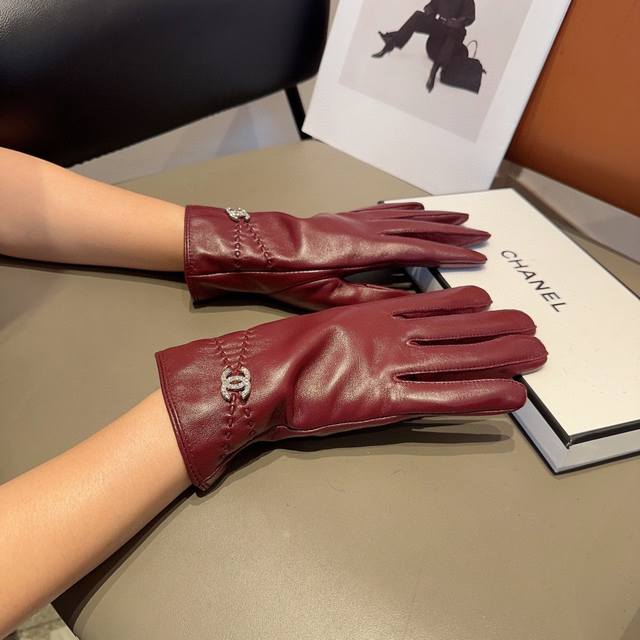 Chanel women's new sheepskin gloves, fashionable gloves, warm and velvet lining