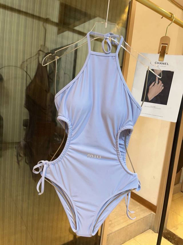 Miumiu's new one-piece swimsuit is suitable for a variety of scenarios.