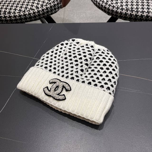 Chanel Autumn/Winter beanie recommended by internet celebrity fashion bloggers,