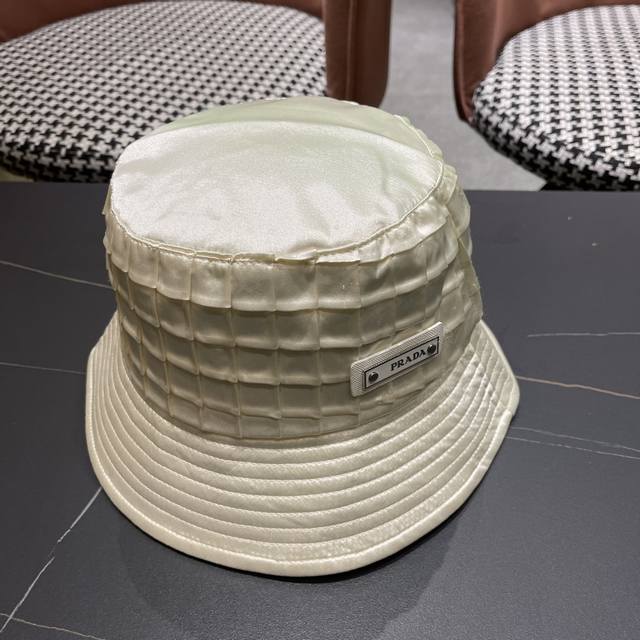Prada plaid bucket hat has a strong sense of design, which is refreshing. The he