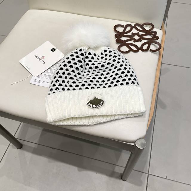 Monkou. A classic Monkou beanie! A winter favorite with a real fox pom pom. Look