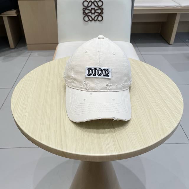 Dior's new simple baseball cap is in stock now. It's a big brand and easy to mat