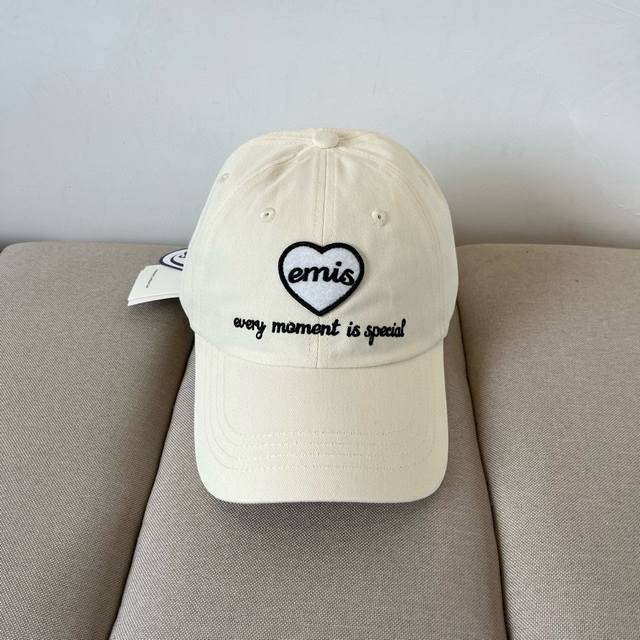 Korean fashion brand Emis new baseball cap, Emis hats really have a kind of mag