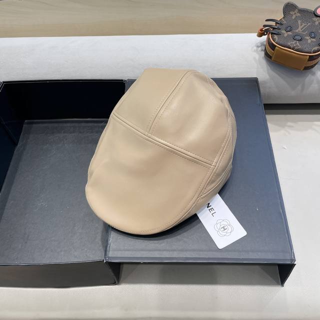 Chanel Chanel retro Pu leather backwards forward hat women's autumn and winter a
