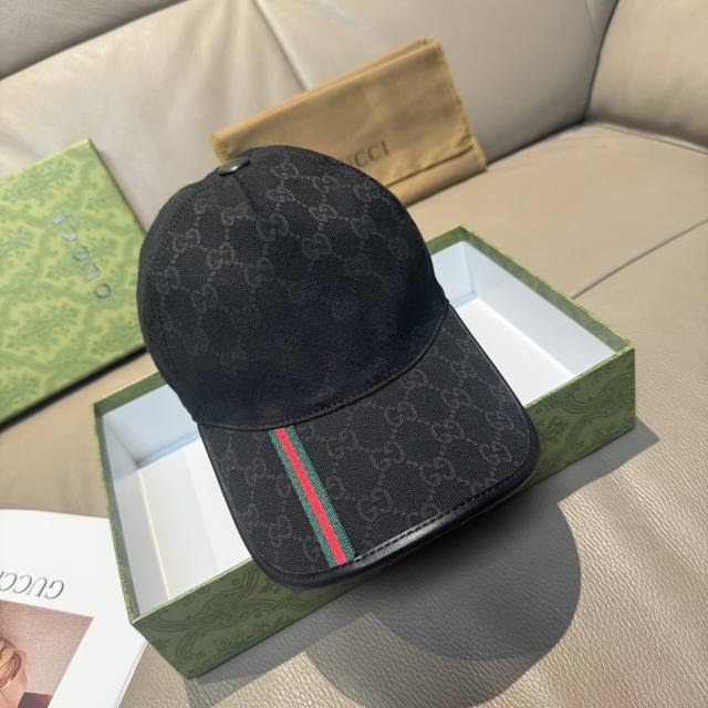 comes with a packaging bag. This Gucci classic baseball cap features a small ve