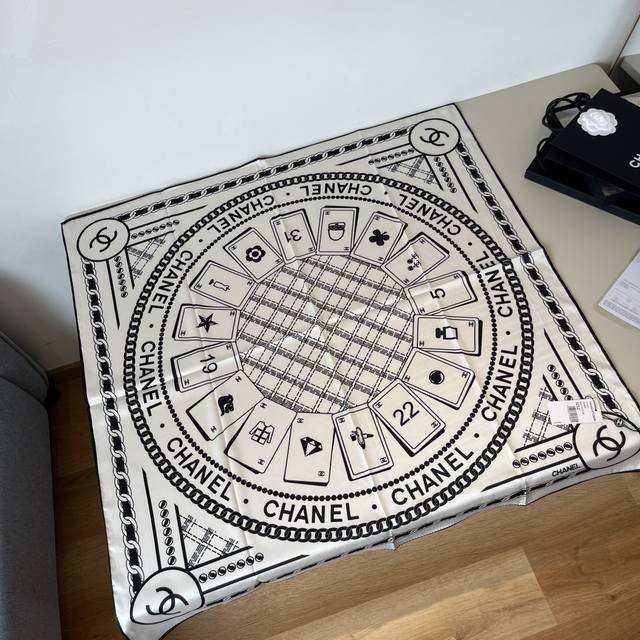 The new Chanel playing cards are so beautiful tears] The royal palace-level clas