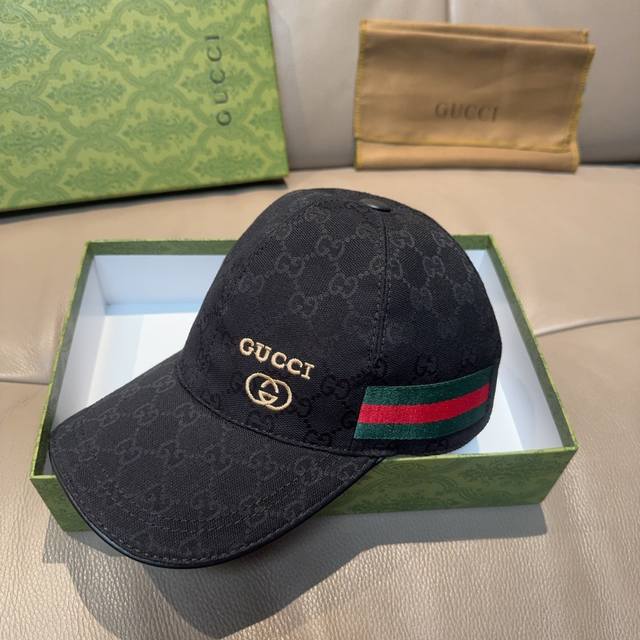 A timeless classic! comes with a box and a cloth bag. This Gucci classic baseba