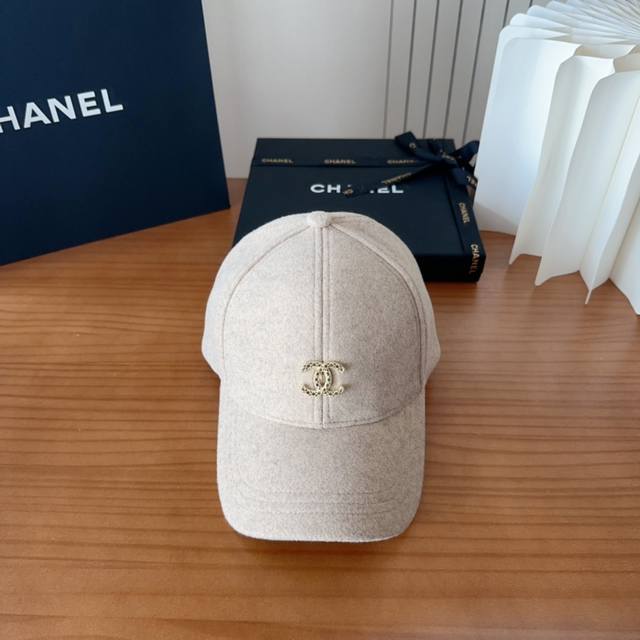 Chanel's new autumn and winter classic casual fashion is now on the shelves. Si