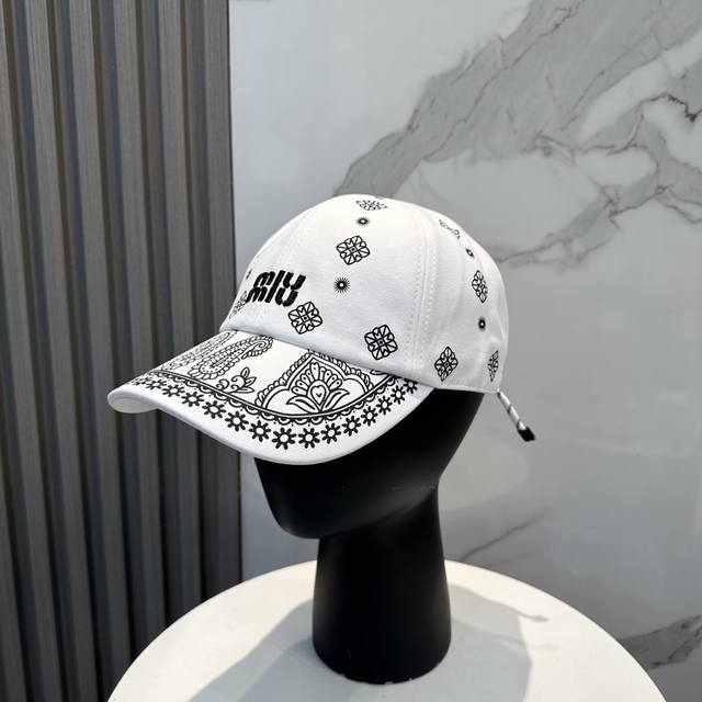 comes with a dust bag. Mium Miu Miu's 2025 new holiday-style wide-brimmed bucke