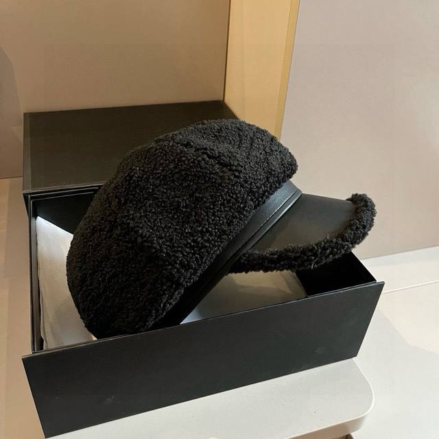 Miumiu autumn and winter new lambskin painter hat, head circumference 57cm DDD