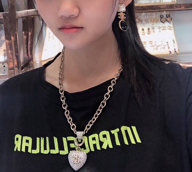 Chanel Chanel pearl earrings are the best-selling earrings on the market! The be