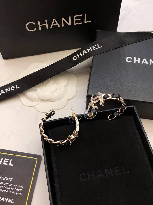 Chanel's hot-selling earrings are back! New and consistent! Chanel 23 Leather Qu