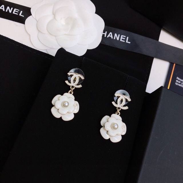 Ch Nel's latest white camellia earrings. Chanel's classic and popular earrings a