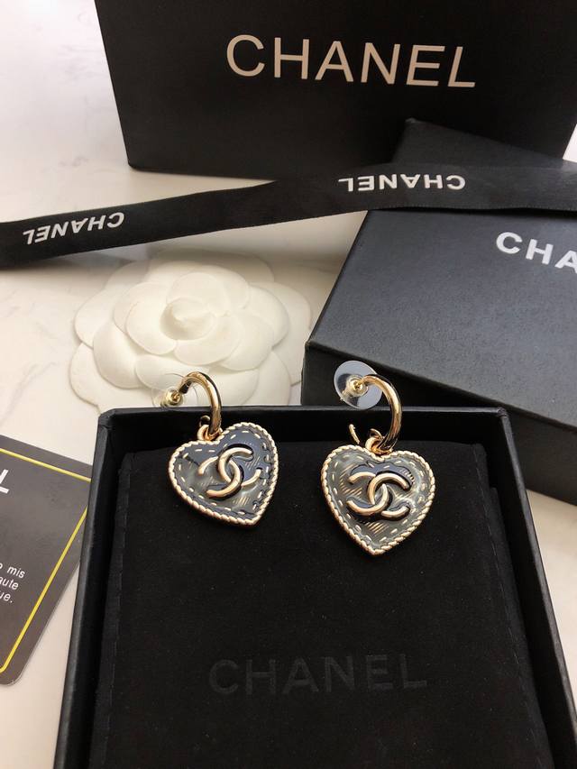 Chanel earrings hot-selling new style Zp Chan 24 enamel black oil drop heart ear