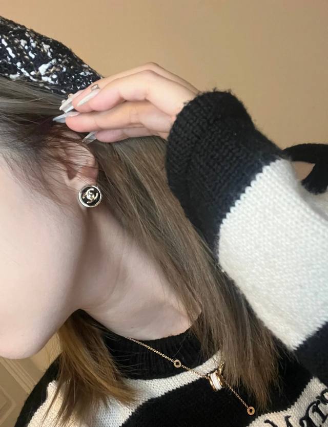 High-quality details as shown in the picture. Round acrylic backpack buckle ear