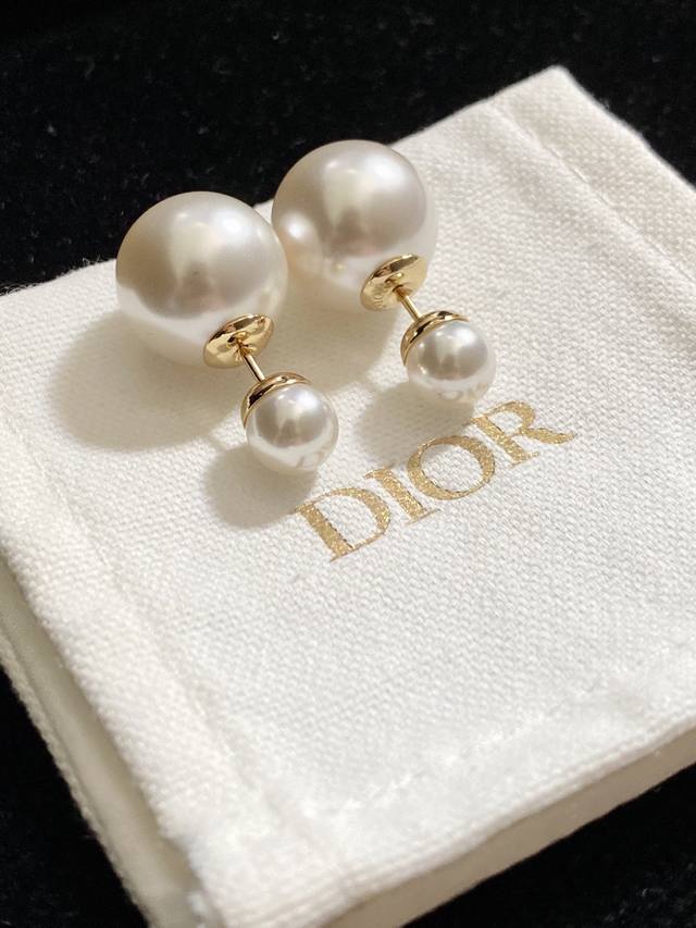 Light gold high-quality details as shown in the picture. Make sure to buy the Do