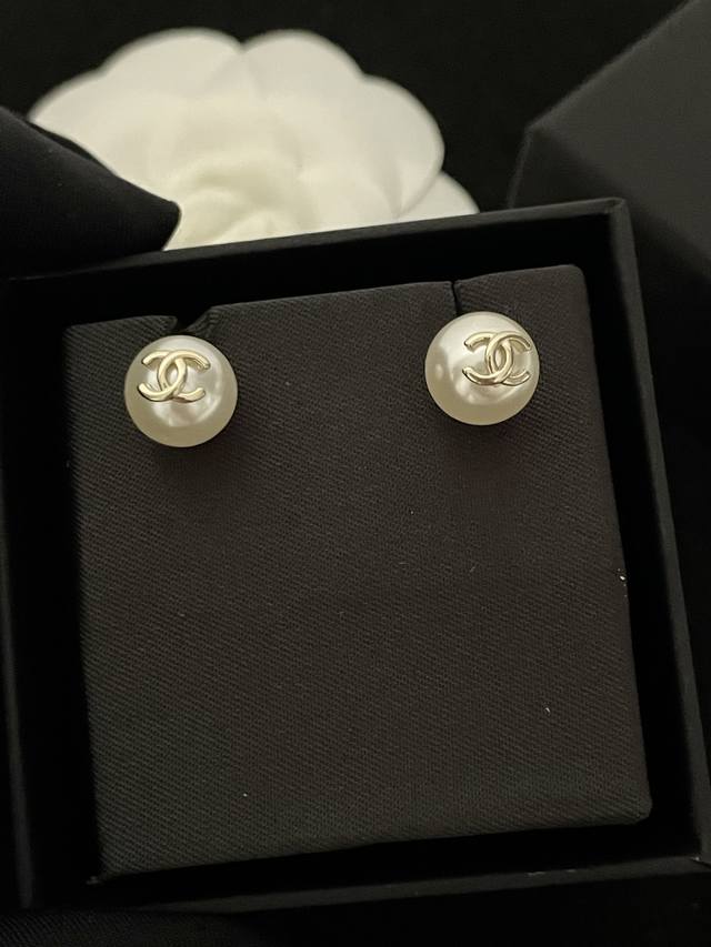 High-quality details as shown in the picture Original mini pearl earrings Ch*Ne