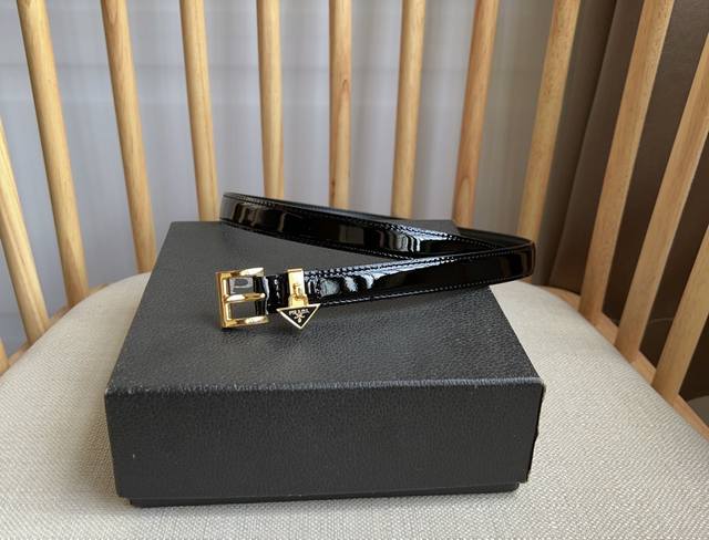 Prada's latest collection. This elegant Saffiano belt showcases a feminine desig