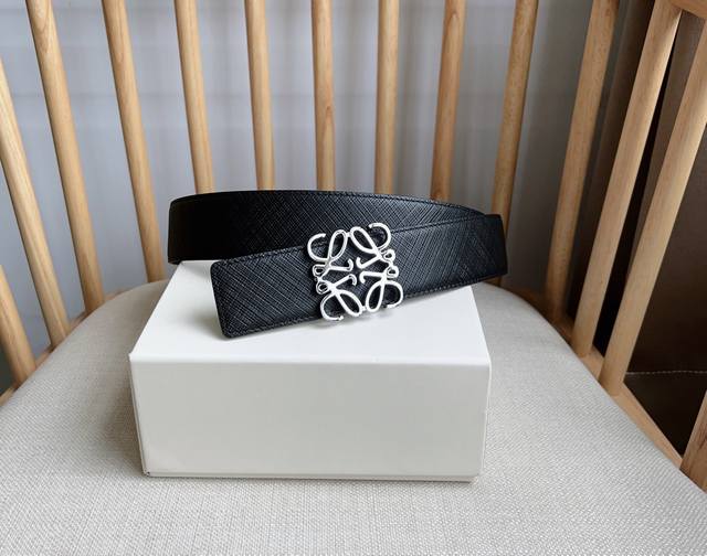 Loewe's latest counter-matching belt, double-sided top-grain cowhide, simple sha