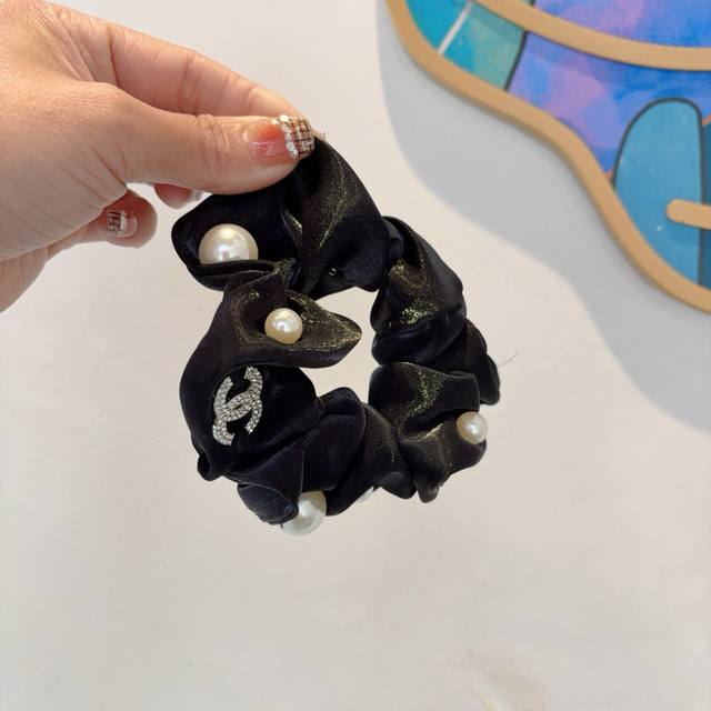 with packaging Chanel's new pearl organza hairband, exquisite intestinal rubber