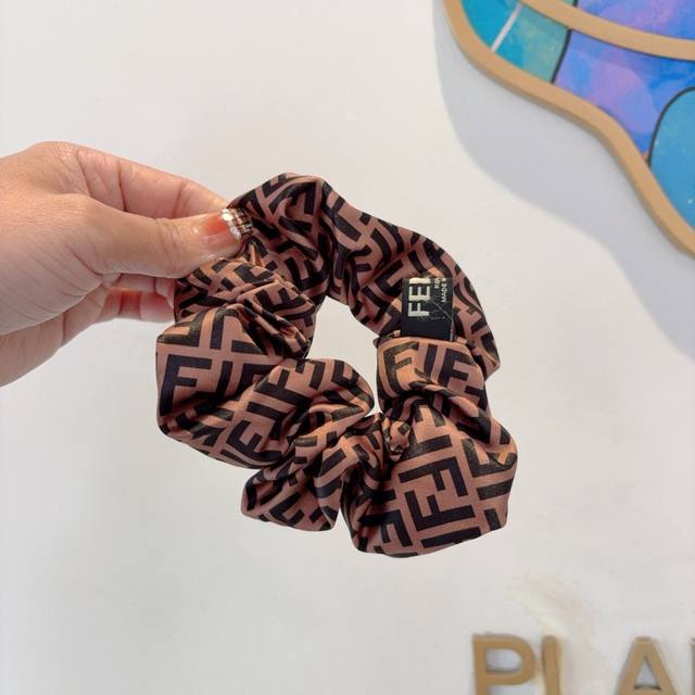 comes with packaging Fendi imported large intestine double F silk rubber band,