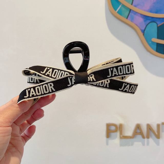 with packaging Dior's new retro classic clip duckbill clip hairpin, with letter