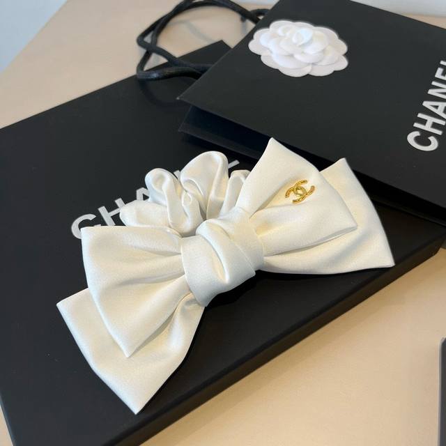 Chanel bow hairband in black and white DDD