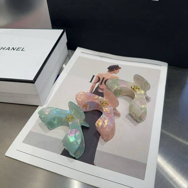 comes with a box Chanel's latest colorful clip, simple and practical, fashionab