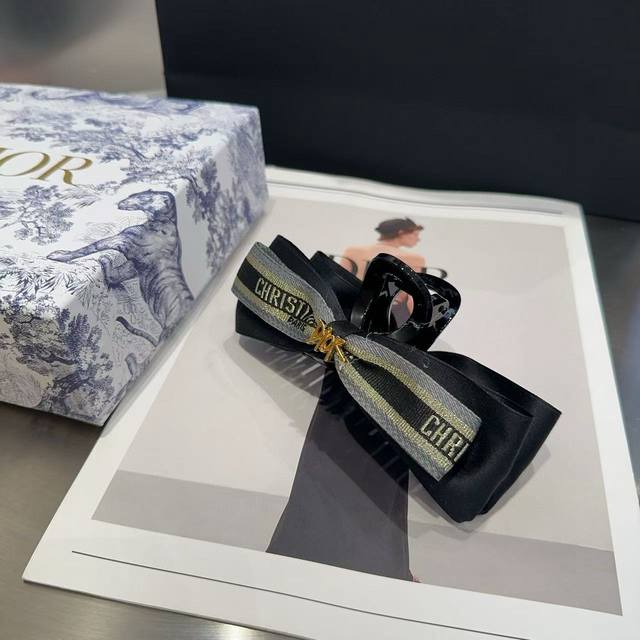 Comes with packaging boxDior's new D-branded clip, fashionable and versatile! S