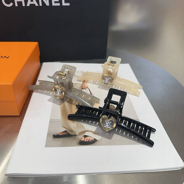 comes with packaging boxLouis Vuitton Louis Vuitton's new grab clip, simple and