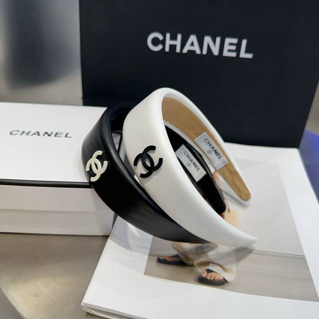 Comes with box Chanel's latest headband. Simple, practical, and fashionable. Ve