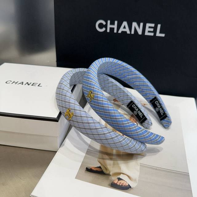 comes with a box Chanel's latest small plaid headband, super beautiful! A must-