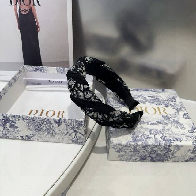 Comes with packaging boxDior's new headband is very beautiful! Fashionable and