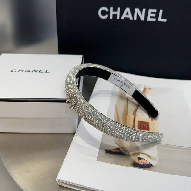 comes with a box Chanel's new Chanel headband, with sparkling little diamonds,