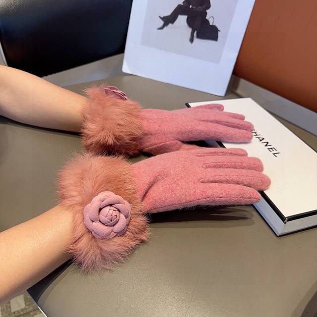Chanel new wool gloves, fashionable gloves, warm and velvet lining for autumn a