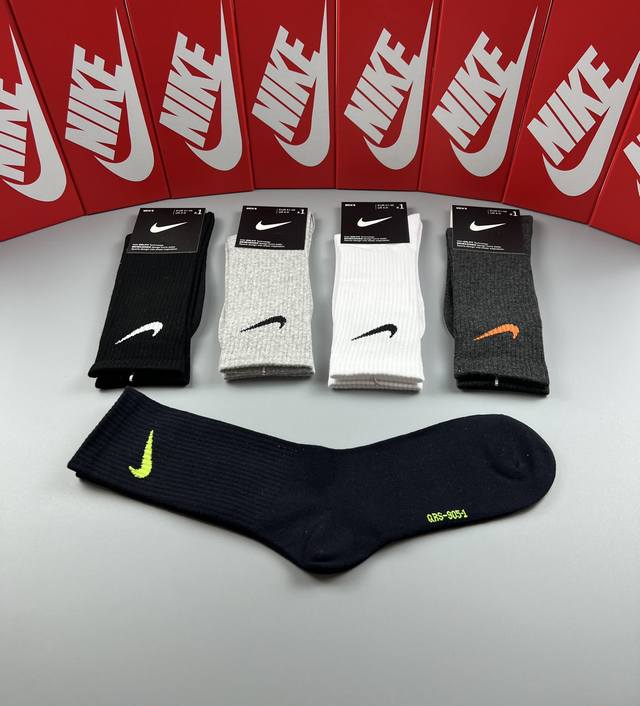 Special counter packaging Nike's new mid-length stacked socks! Five pairs per bo