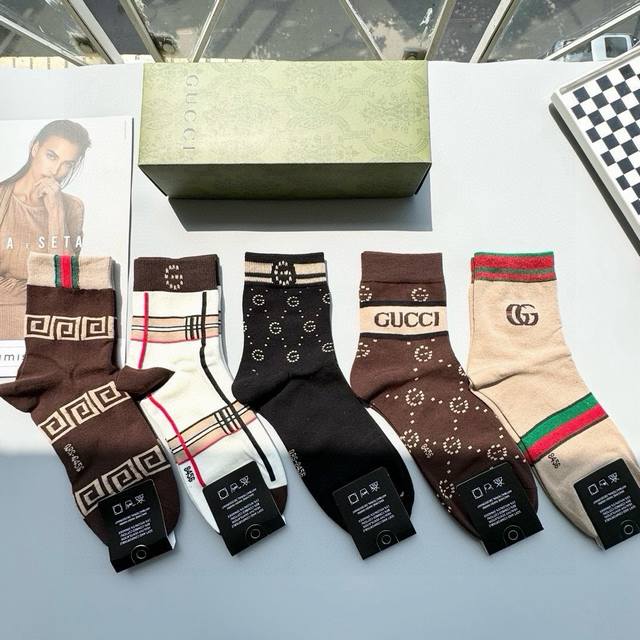 Delivery packaging: one box of five pairs of Gucci's new men's and women's mid-