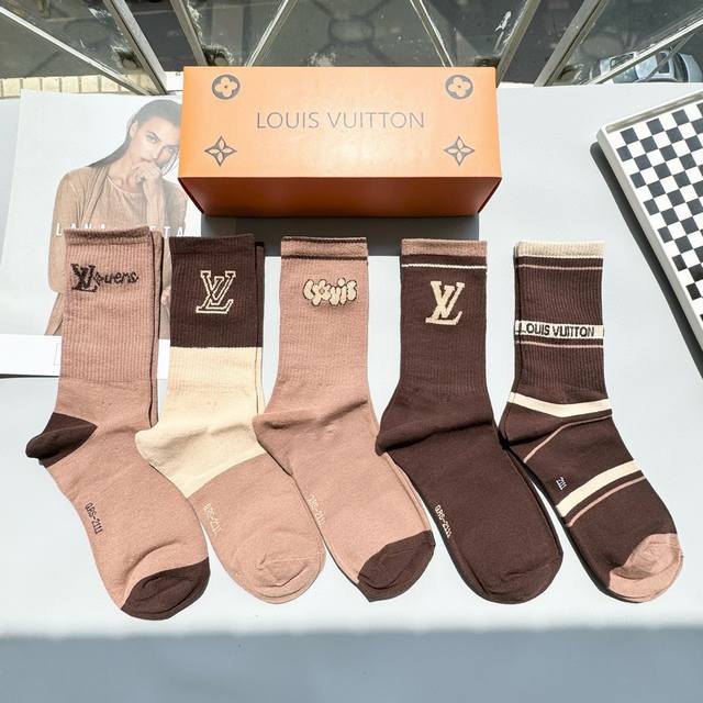 Comes with a box of five pairs of LV Louis Vuitton's popular stockings, high ve