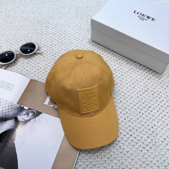 Specially approved Loewe's new original design baseball cap has a superb texture