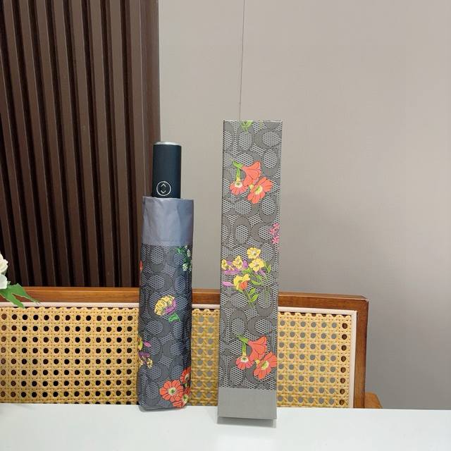 Coach's new summer fully automatic folding umbrella. Black sunscreen effectively
