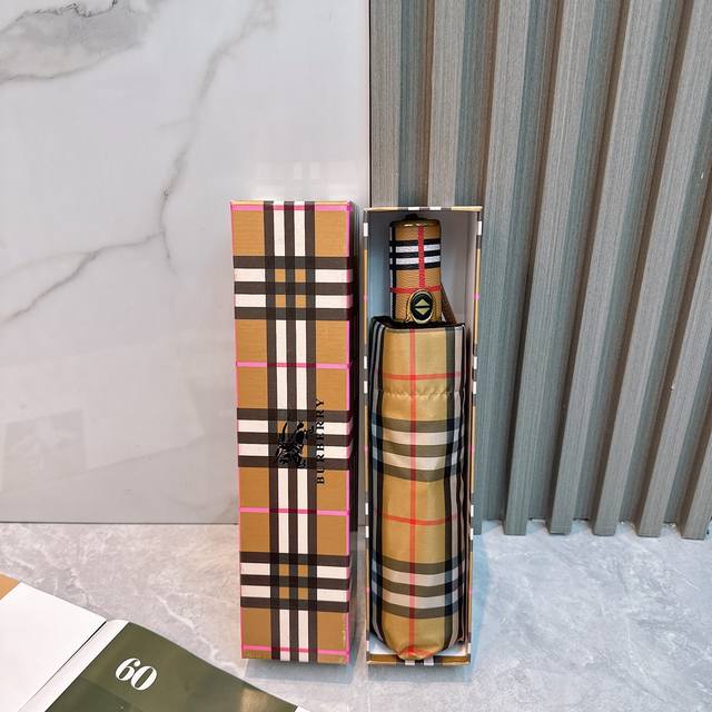 Burberry comes with a tote bag and a complete gift box. The classic round handle