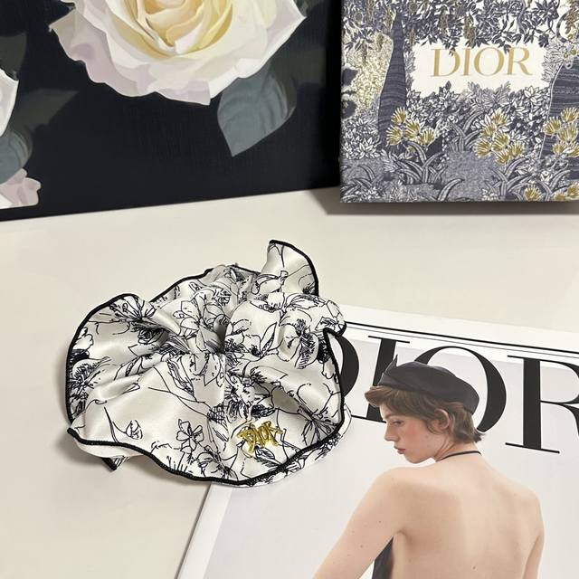 Special counter packaging Dior Dior's latest silk light luxury hair band Little